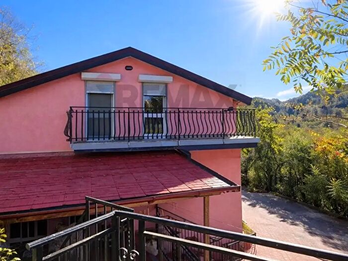 Casa con 6 locali in vendita in Carrodano