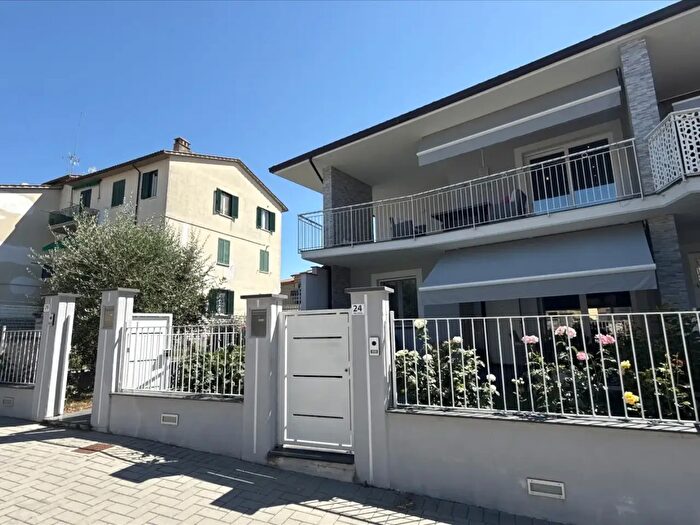 Appartamento con 6 locali in vendita in Via Trieste, Castiglione Del Lago