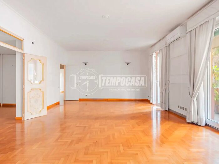 Appartamento con 5 locali in vendita in Viale Europa, Roma