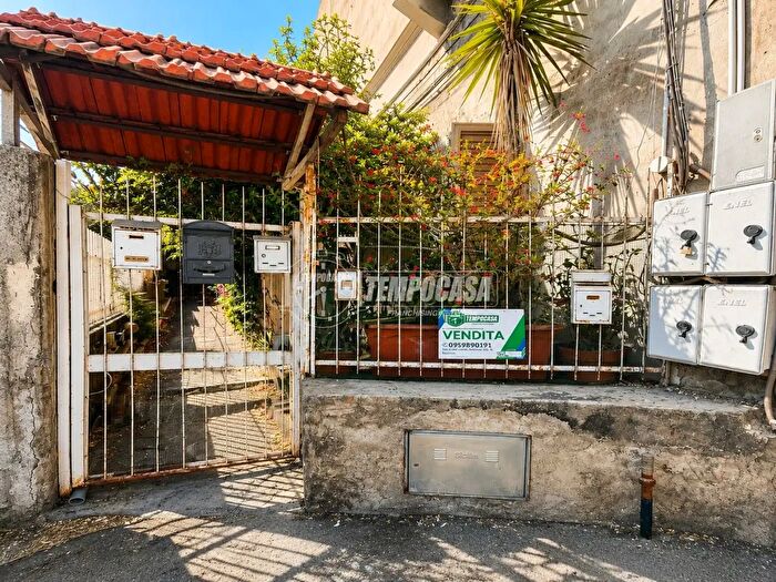 Appartamento trilocale in vendita in Via Messina, Catania