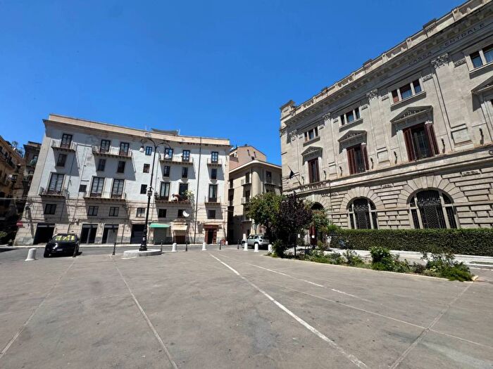 Appartamento con 6 locali in affitto in Via Isnello, Kalsa, Palermo