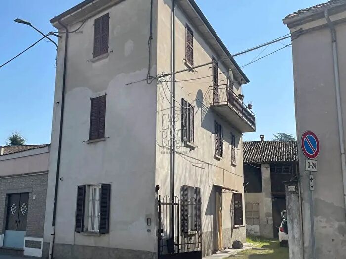Casa con 8 locali in vendita in Via Manzoni, Casteggio