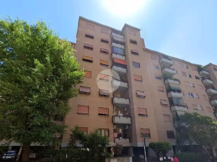 Appartamento trilocale in vendita in Via Filomusi Guelfi, Roma