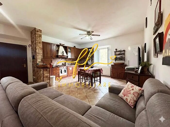 Casa con 7 locali in vendita in Collesalvetti