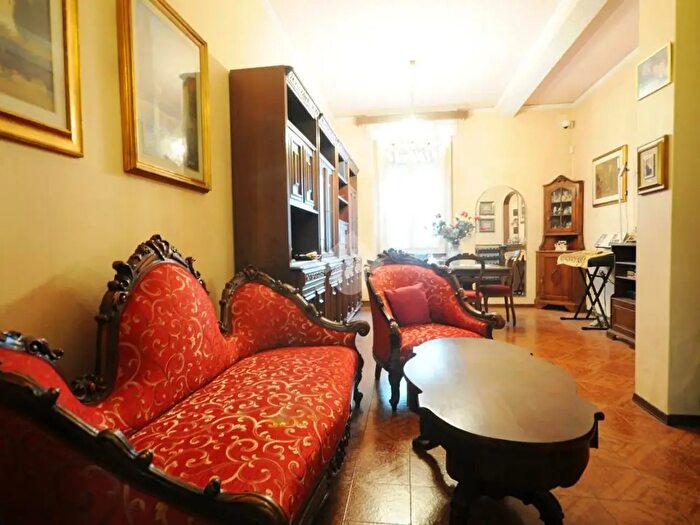 Casa con 6 locali in vendita in Prato