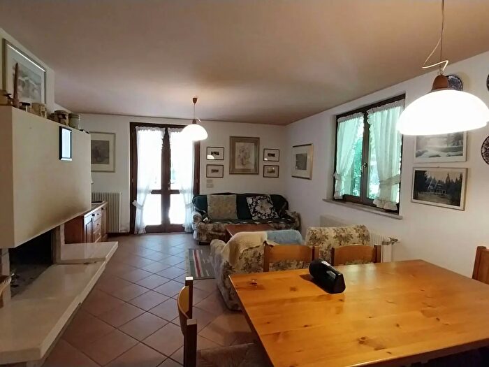 Casa con 9 locali in vendita in Aviano