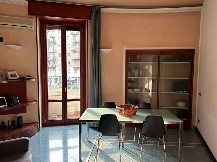 Appartamento trilocale in affitto in Via Andrea Costa, Casoretto, Milano