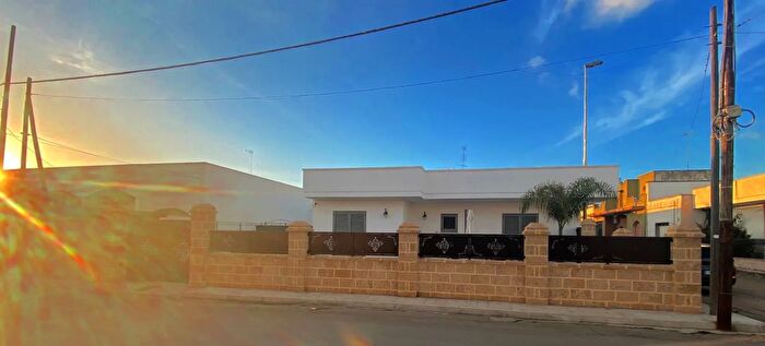 Casa con 6 locali in vendita in Via Madonna dei Greci Veglie Lecce, Veglie