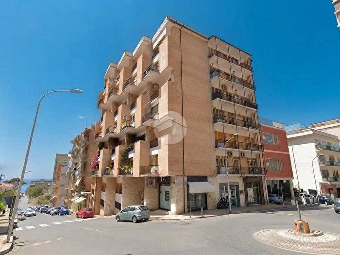 Appartamento quadrilocale in vendita in Via S Rocco, Paola
