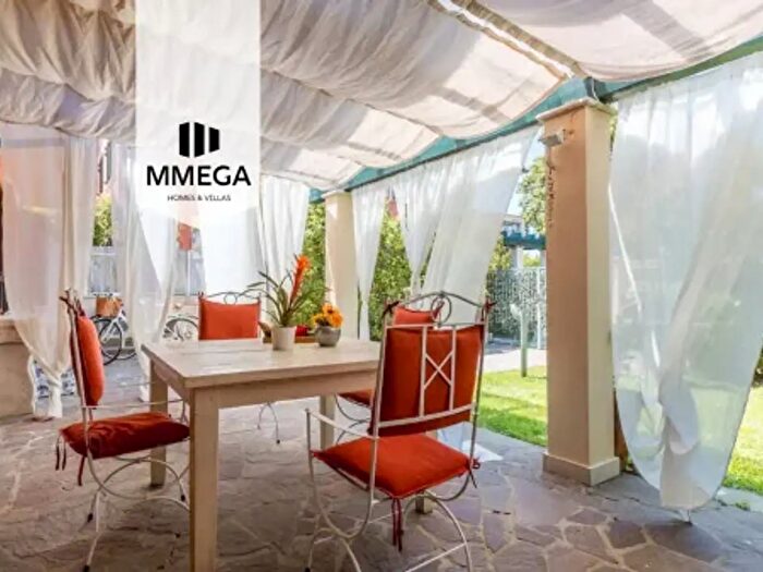 Casa con 6 locali in vendita in Viale Roma, Pietrasanta