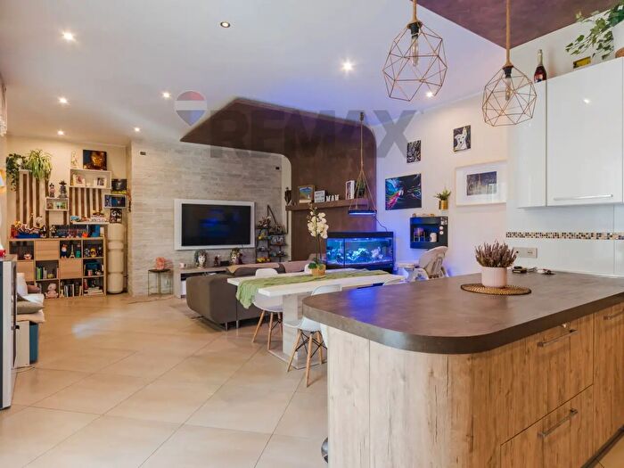 Casa con 6 locali in vendita in Via Vincenzo Bellini, Aci Catena