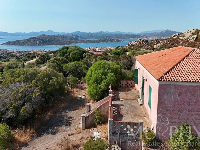 Casa quadrilocale in vendita in Via Trinità Snc, La Maddalena