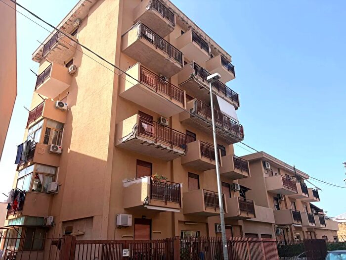 Appartamento trilocale in vendita in Via Giuseppe Galeano, Palermo