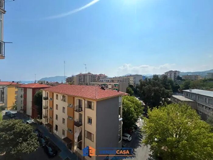 Appartamento trilocale in vendita in Via Chiavella, Savona