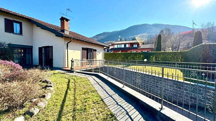 Casa con 8 locali in vendita in Lavena Ponte Tresa