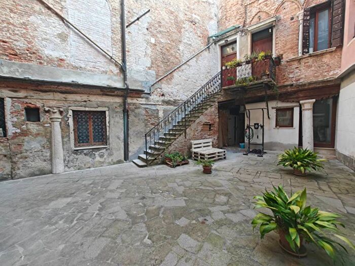 Appartamento quadrilocale in affitto in Campo Santa Maria Nova, Santi Apostoli San Canciano, Venezia