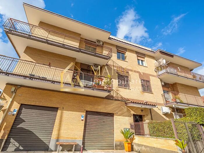 Appartamento quadrilocale in vendita in Via Vergiate, Roma