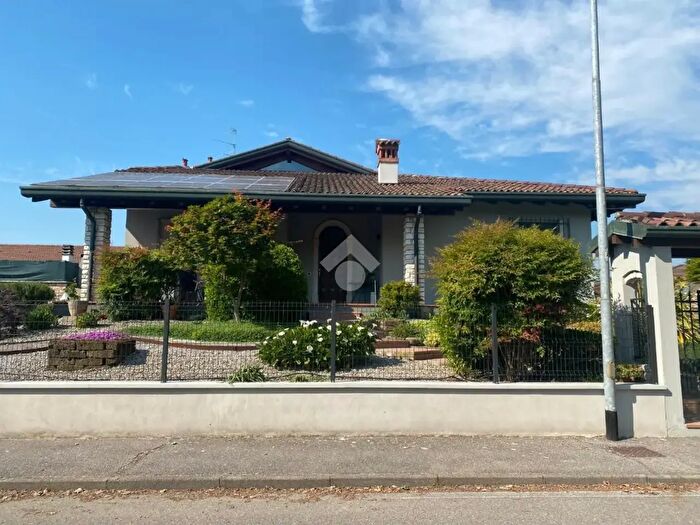 Casa quadrilocale in vendita in Via del Molino, Orzivecchi
