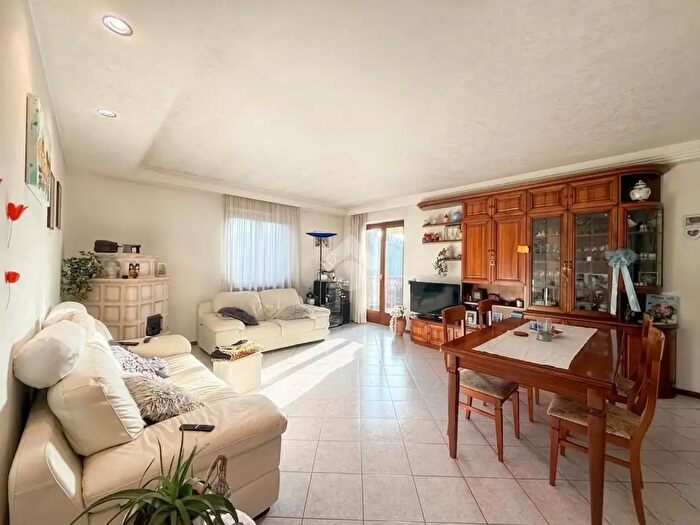 Casa con 10 locali in vendita in Via del Porfido, Trento