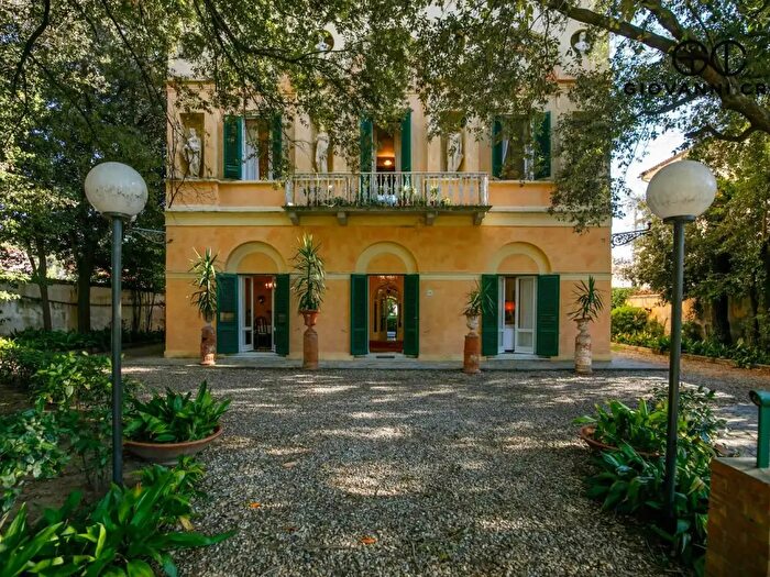Appartamento con 9 locali in vendita in Livorno