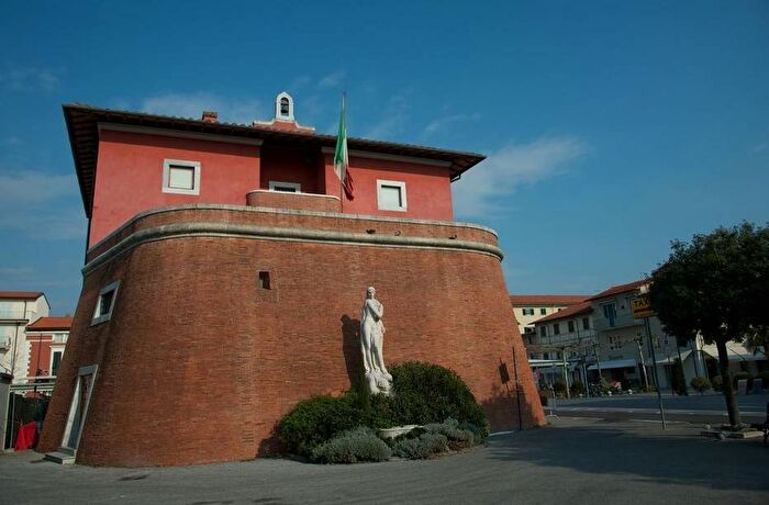 Appartamento quadrilocale in affitto in Via San Camillo, Vittoria Apuana, Forte dei Marmi