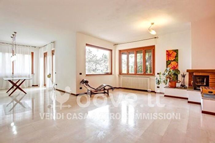 Casa con 6 locali in vendita in Via Giuseppe Mazzini, Albizzate
