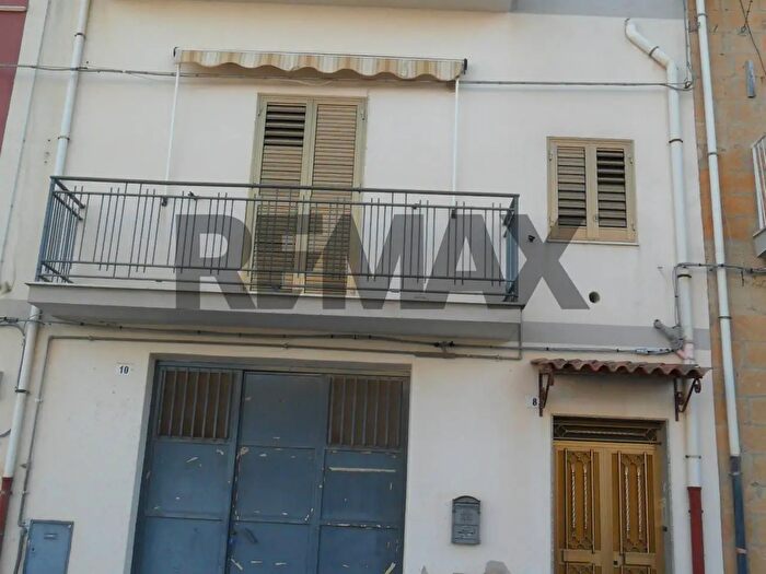 Casa con 6 locali in vendita in Via Sicilia, Pietraperzia