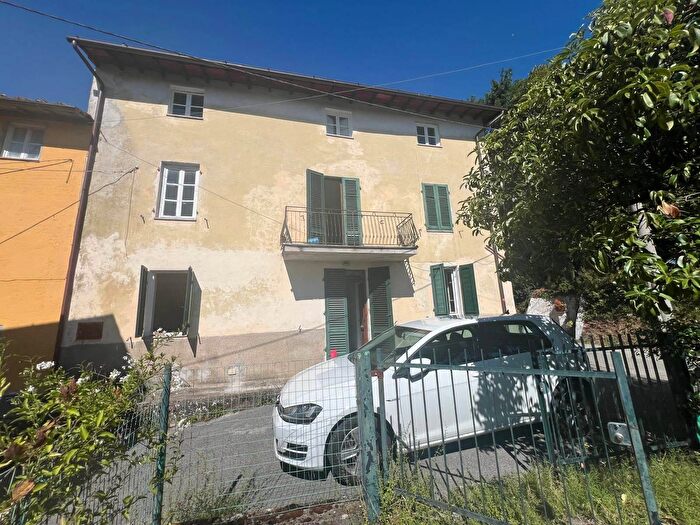 Casa con 6 locali in vendita in Lucca