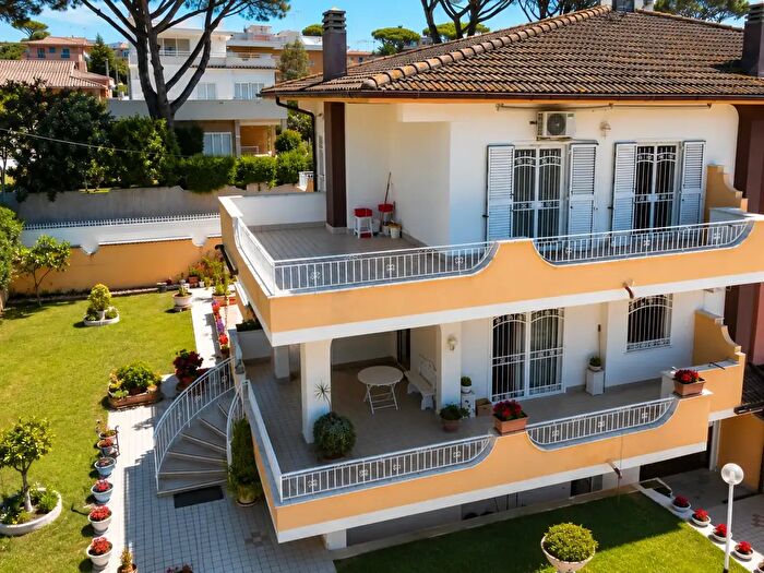 Casa con 5 locali in vendita in Piazza Salvo d'Acquisto, Anzio
