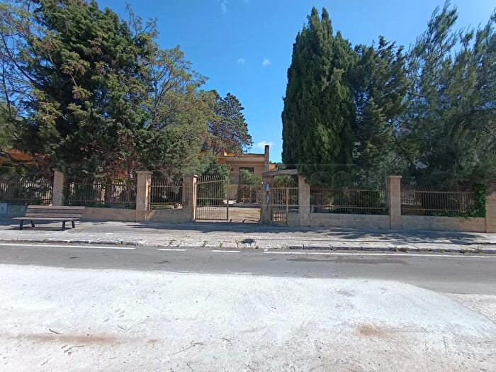 Casa con 7 locali in vendita in Via San Simone, Sannicola