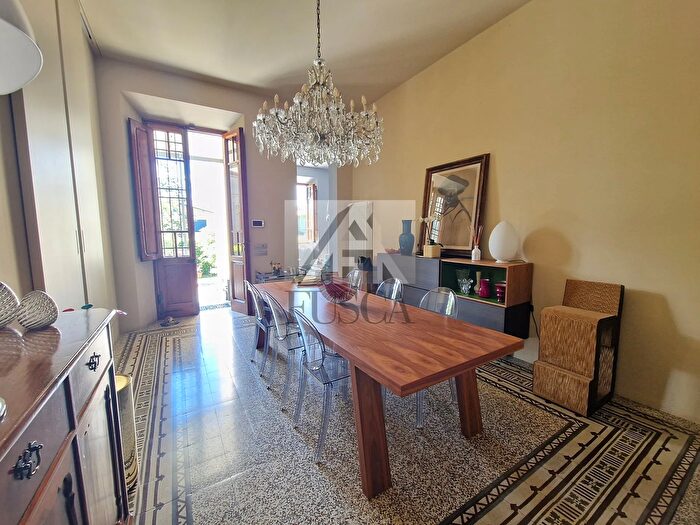 Appartamento con 6 locali in vendita in Viale Giuseppe Giusti, Lucca