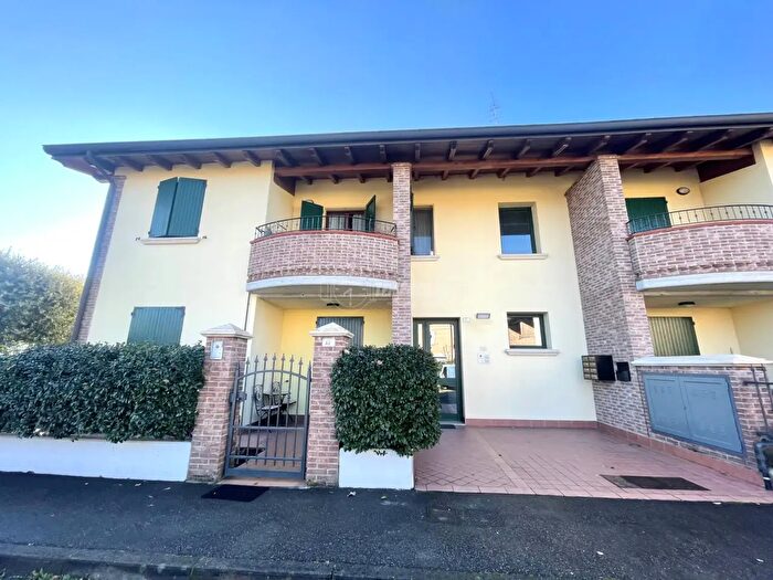 Appartamento trilocale in vendita in Via SantAmbrogio, Reggio Emilia