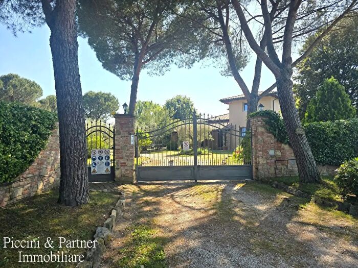 Casa con 11 locali in vendita in Località Castagni, Castiglione Del Lago