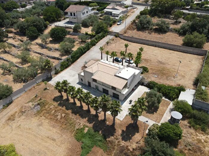 Casa con 5 locali in vendita in Contrada Violicce, Modica