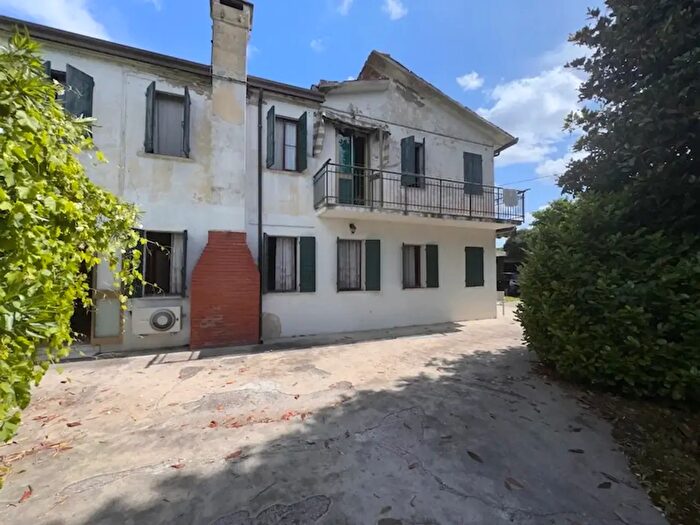 Casa con 6 locali in vendita in Campolongo Maggiore