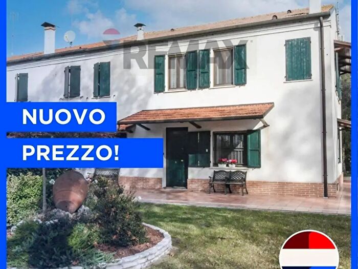 Casa con 8 locali in vendita in Ostellato