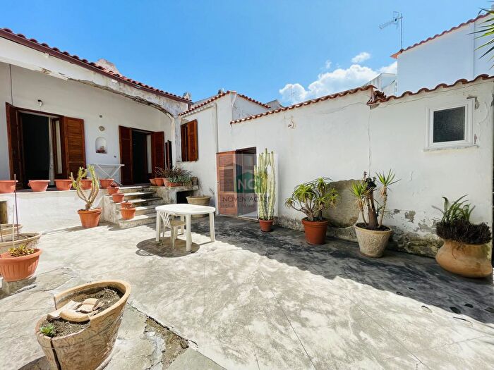 Casa con 6 locali in vendita in Via Gaetano Morgera, Forio