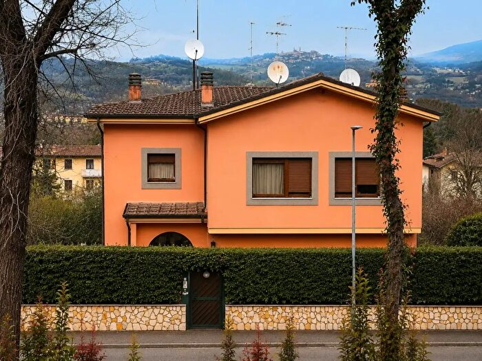 Casa con 6 locali in vendita in Via Roberto Ruffilli, Poggio Mirteto