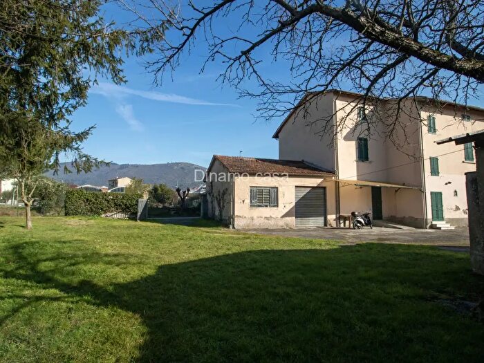 Casa con 8 locali in vendita in Prato