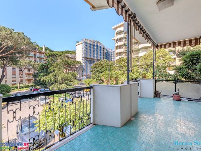 Appartamento con 6 locali in affitto in Piazzale dei Glicini, Pegli, Genova