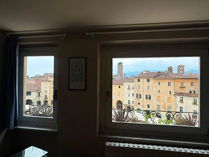 Appartamento trilocale in affitto in Piazza dell'Anfiteatro, Piazza Anfiteatro Torre Guinigi, Lucca