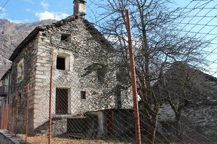 Casa bilocale in vendita in Frazione Rovesca Antrona Schieranco, Antrona Schieranco