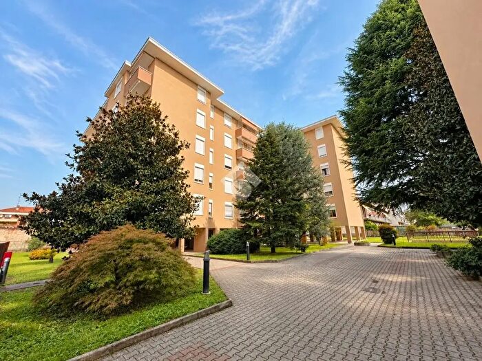 Appartamento quadrilocale in vendita in Via Bagatti Valsecchi, Varedo