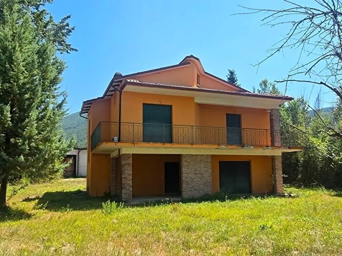 Casa con 9 locali in vendita in Vocabolo Colle, Nocera Umbra