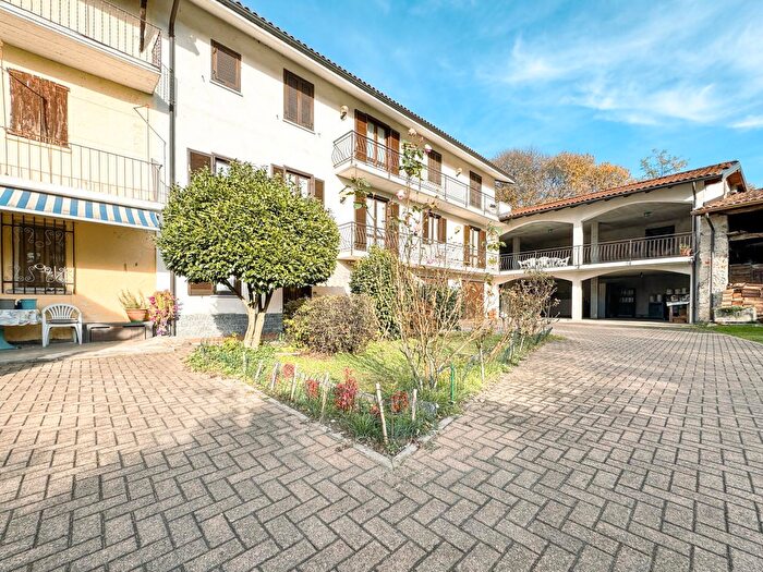 Casa con 5 locali in vendita in Via Stefano Niccolini, Oleggio Castello