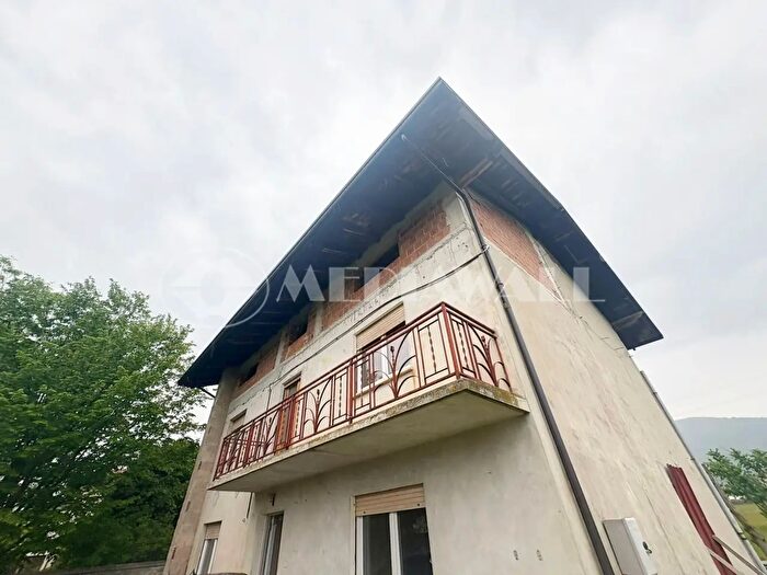 Casa con 9 locali in vendita in Travesio