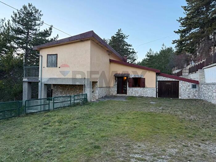 Casa con 8 locali in vendita in Rivisondoli