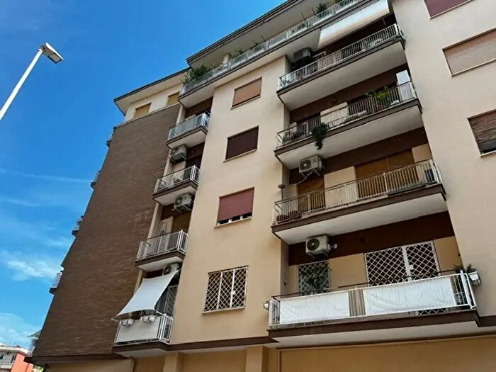 Appartamento trilocale in vendita in Via Giuseppe Sanarelli, Roma