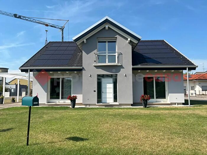 Casa con 7 locali in vendita in Via Stazione Snc, Lendinara