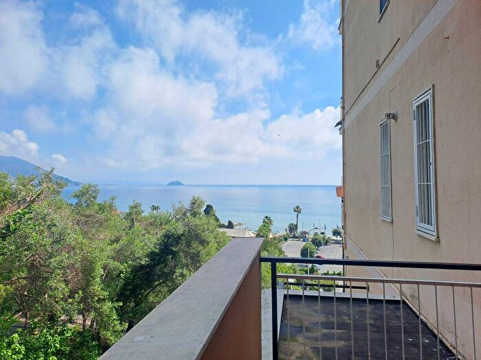 Appartamento trilocale in affitto in Via dei Glicini, Laigueglia